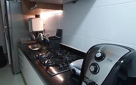 Apt com dois quartos, novo, centro de Guarapari! Varanda gourmet com vista mar, churrasqueira, Wi-Fi 200 MB, Lavadora de roupas e Garagem privativa